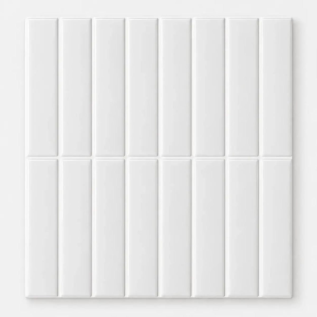 Carreau adhésif 3D 25,4x25,4 cm blanc brillant à fines baguettes verticales, vu de face sur fond clair