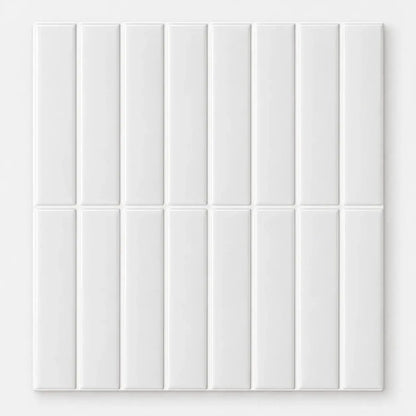 Carreau adhésif 3D 25,4x25,4 cm blanc brillant à fines baguettes verticales, vu de face sur fond clair