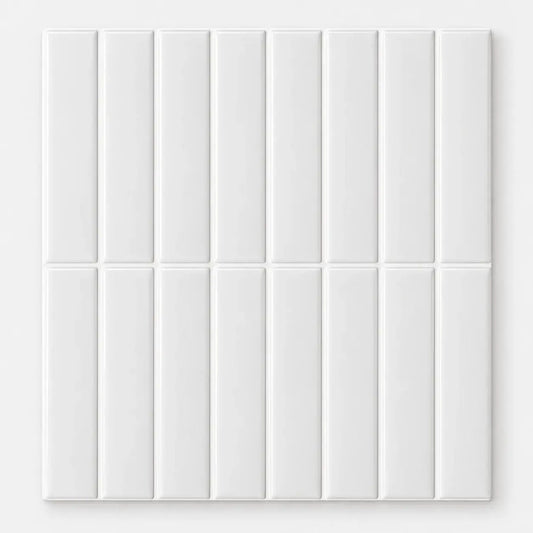 Carreau adhésif 3D 25,4x25,4 cm blanc brillant à fines baguettes verticales, vu de face sur fond clair