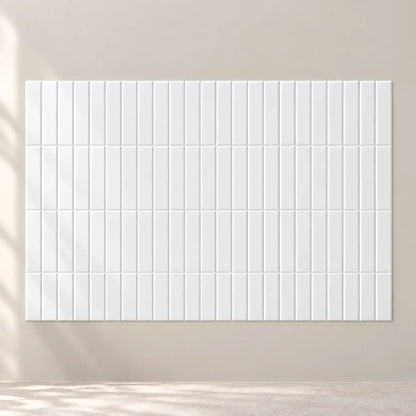 Pan de mur couvert de carreaux adhésifs blanc brillant à baguettes, posés bord à bord pour un rendu continu