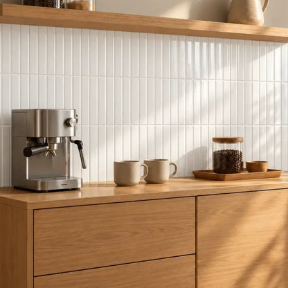 Coin café sur buffet en chêne devant un mur en carrelage adhésif blanc brillant à baguettes
