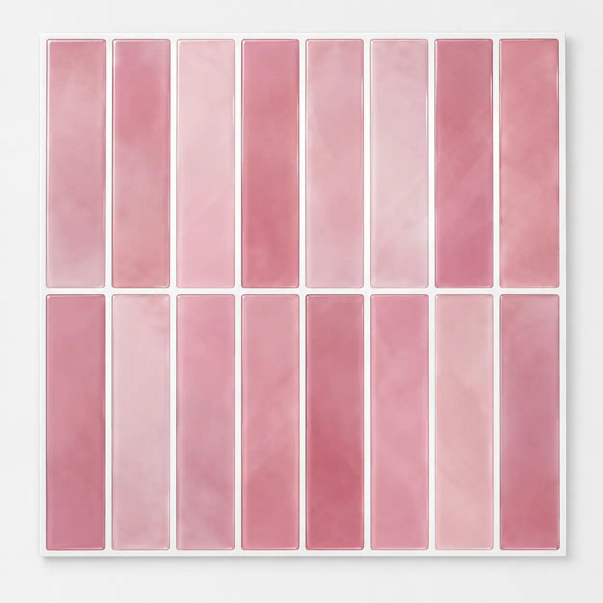 Carreau adhésif 3D 25,4x25,4 cm vieux rose à fines baguettes verticales, vu de face sur fond blanc