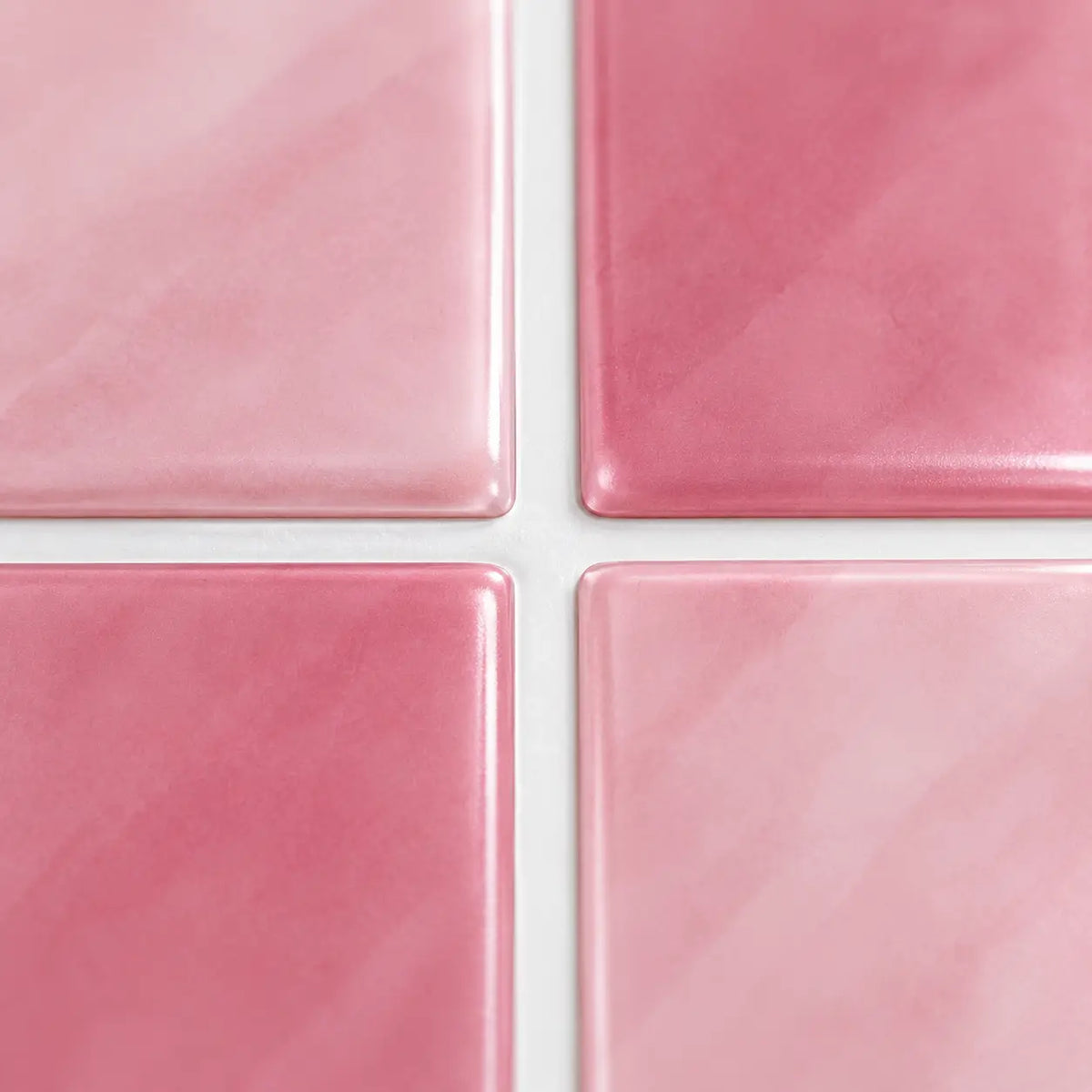 Gros plan sur les baguettes émaillées vieux rose du carrelage adhésif et leurs joints blancs fins