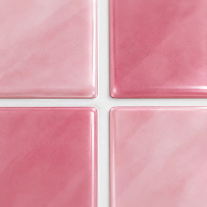Gros plan sur les baguettes émaillées vieux rose du carrelage adhésif et leurs joints blancs fins