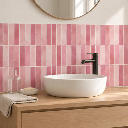 Mur de salle de bain en carrelage adhésif vieux rose à baguettes, vasque blanche et robinet noir mat