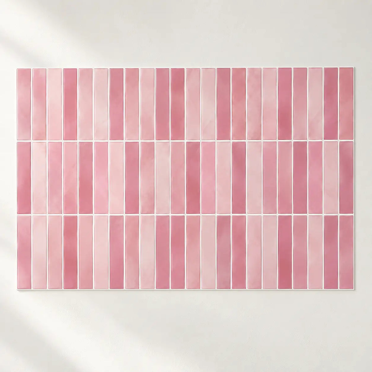 Pan de mur couvert de carreaux adhésifs vieux rose à baguettes, posés bord à bord pour un rendu continu