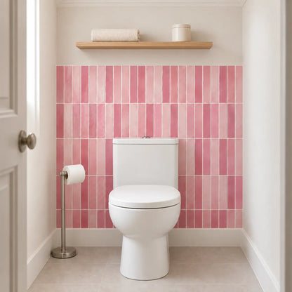 Toilettes avec mur du fond en carrelage adhésif vieux rose à baguettes et étagère en bois