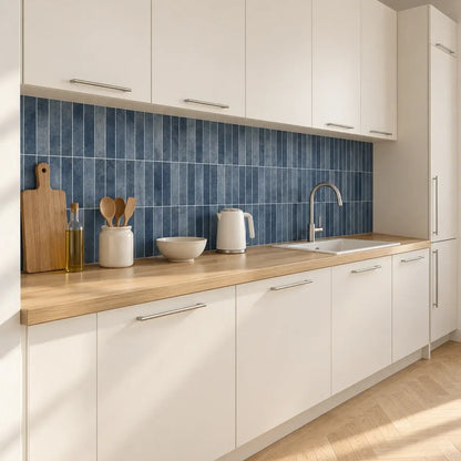 Crédence de cuisine en carrelage adhésif bleu indigo Oceana, façades blanches et plan de travail en bois
