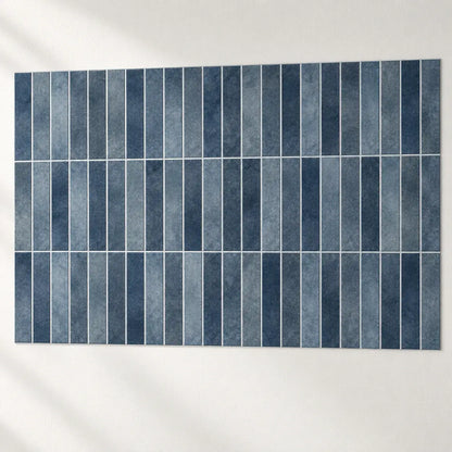 Carreaux adhésifs Oceana bleu indigo assemblés sur un mur blanc, joints alignés d'un carreau à l'autre