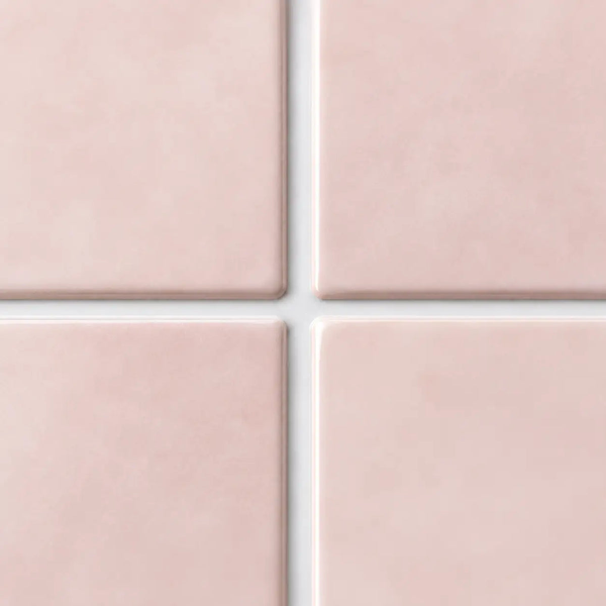 Gros plan sur les baguettes émaillées rose poudré du carrelage adhésif Aurora et leurs joints blancs fins