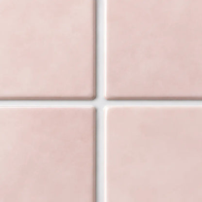 Gros plan sur les baguettes émaillées rose poudré du carrelage adhésif Aurora et leurs joints blancs fins