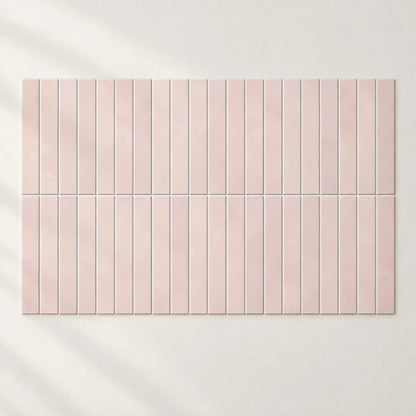 Carreaux adhésifs Aurora rose poudré assemblés sur un mur blanc, joints alignés d'un carreau à l'autre