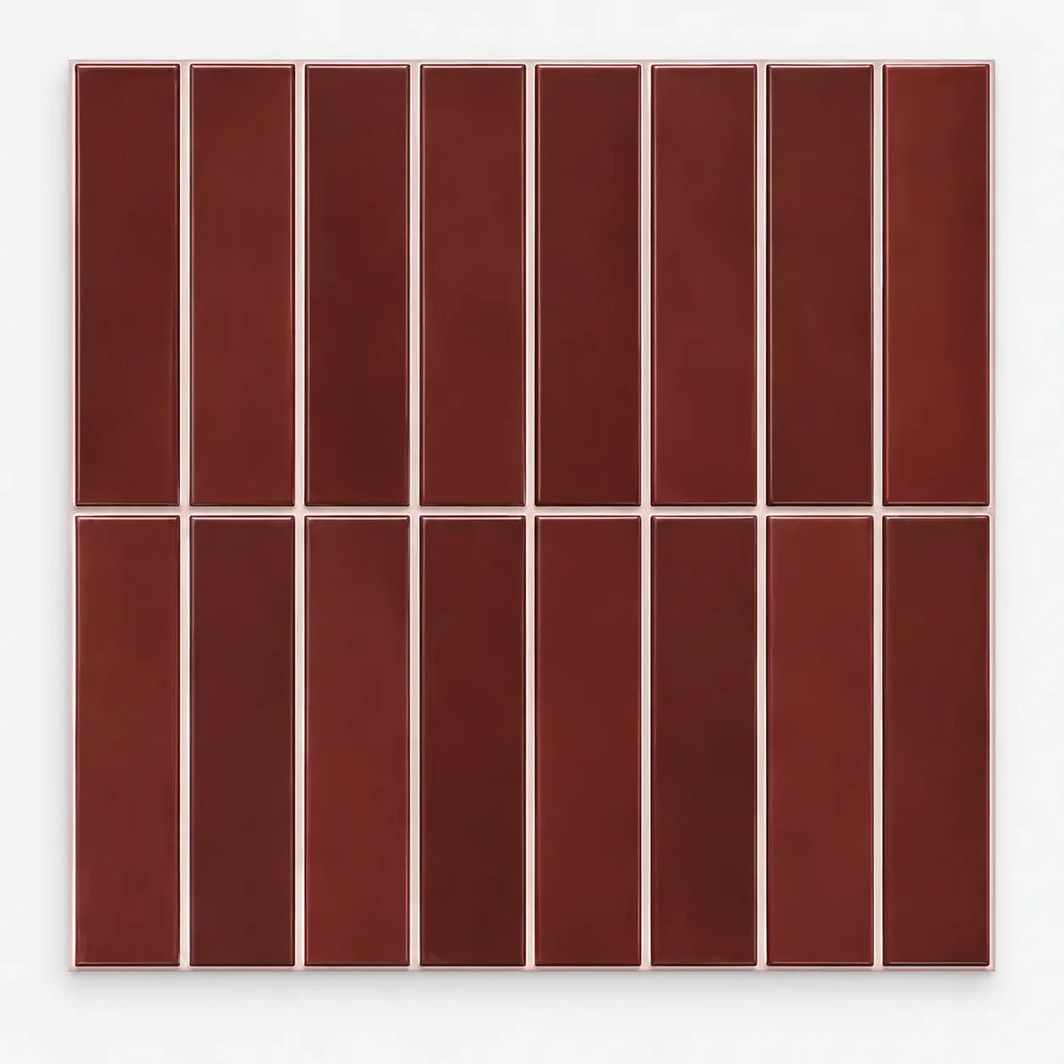 Carreau adhésif 3D 30x30 cm rouge bordeaux à fines baguettes verticales, vu de face sur fond blanc