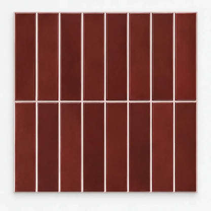 Carreau adhésif 3D 30x30 cm rouge bordeaux à fines baguettes verticales, vu de face sur fond blanc