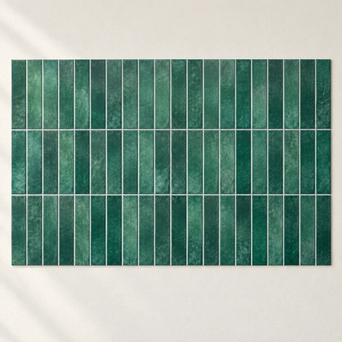 Carreaux adhésifs Esmera vert émeraude assemblés sur un mur blanc, joints alignés d'un carreau à l'autre