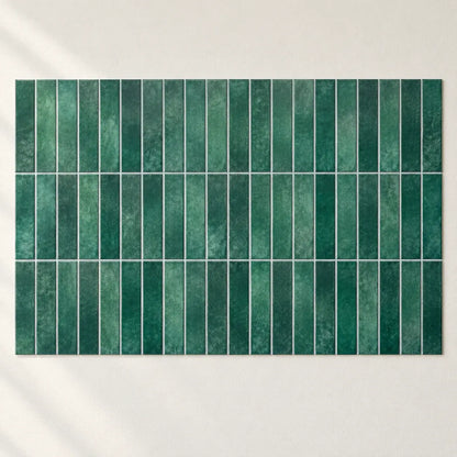 Carreaux adhésifs Esmera vert émeraude assemblés sur un mur blanc, joints alignés d'un carreau à l'autre