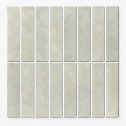 Carreau adhésif Opalia 30x30 cm vert sauge, 16 fines baguettes verticales, vu de face sur fond blanc