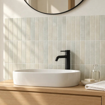 Dosseret de salle de bain en carrelage adhésif vert sauge Opalia, vasque à poser blanche et meuble en chêne clair