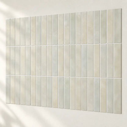 Carreaux adhésifs Opalia vert sauge assemblés sur un mur blanc, joints alignés d'un carreau à l'autre