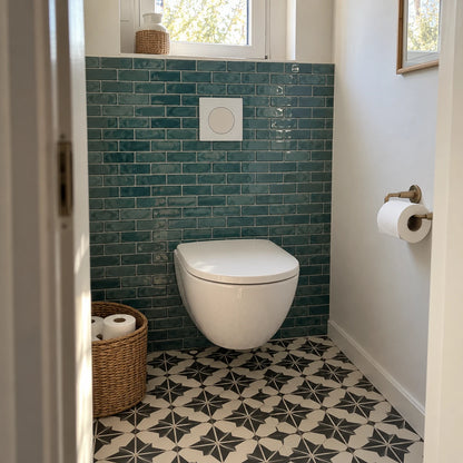 Toilettes avec carrelage adhésif métro vert canard, WC suspendu et sol en carreaux de ciment noir et blanc