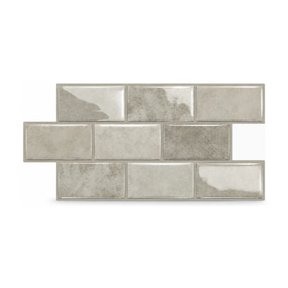 Plaque de carrelage adhésif mini métro 3D grège 30,5 x 15,25 cm, neuf petites briquettes brillantes vues de face sur fond blanc