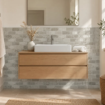 Salle de bain japandi avec meuble en chêne clair, vasque rectangulaire et carrelage adhésif mini métro grège