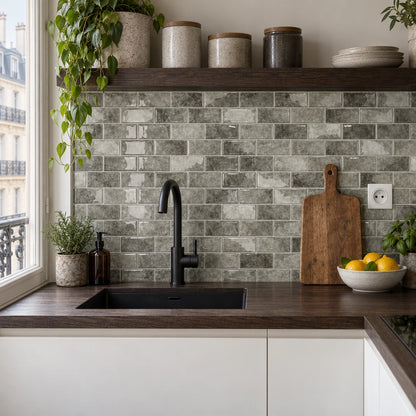 Cuisine près d'une fenêtre, façades blanches et plan en bois foncé, avec crédence en carrelage adhésif mini métro gris pierre et robinet noir