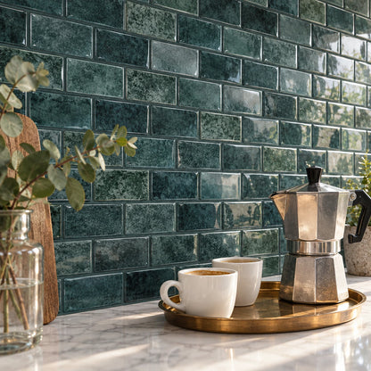 Tasses à expresso et cafetière italienne sur un plateau laiton devant un mur en carrelage adhésif mini métro vert canard