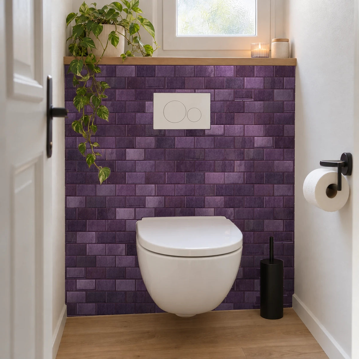 Toilettes avec WC suspendu, plaque de commande blanche et mur en carrelage adhésif mini métro violet prune sous une tablette en chêne
