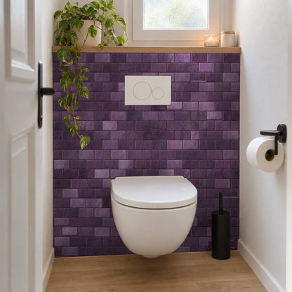 Toilettes avec WC suspendu, plaque de commande blanche et mur en carrelage adhésif mini métro violet prune sous une tablette en chêne