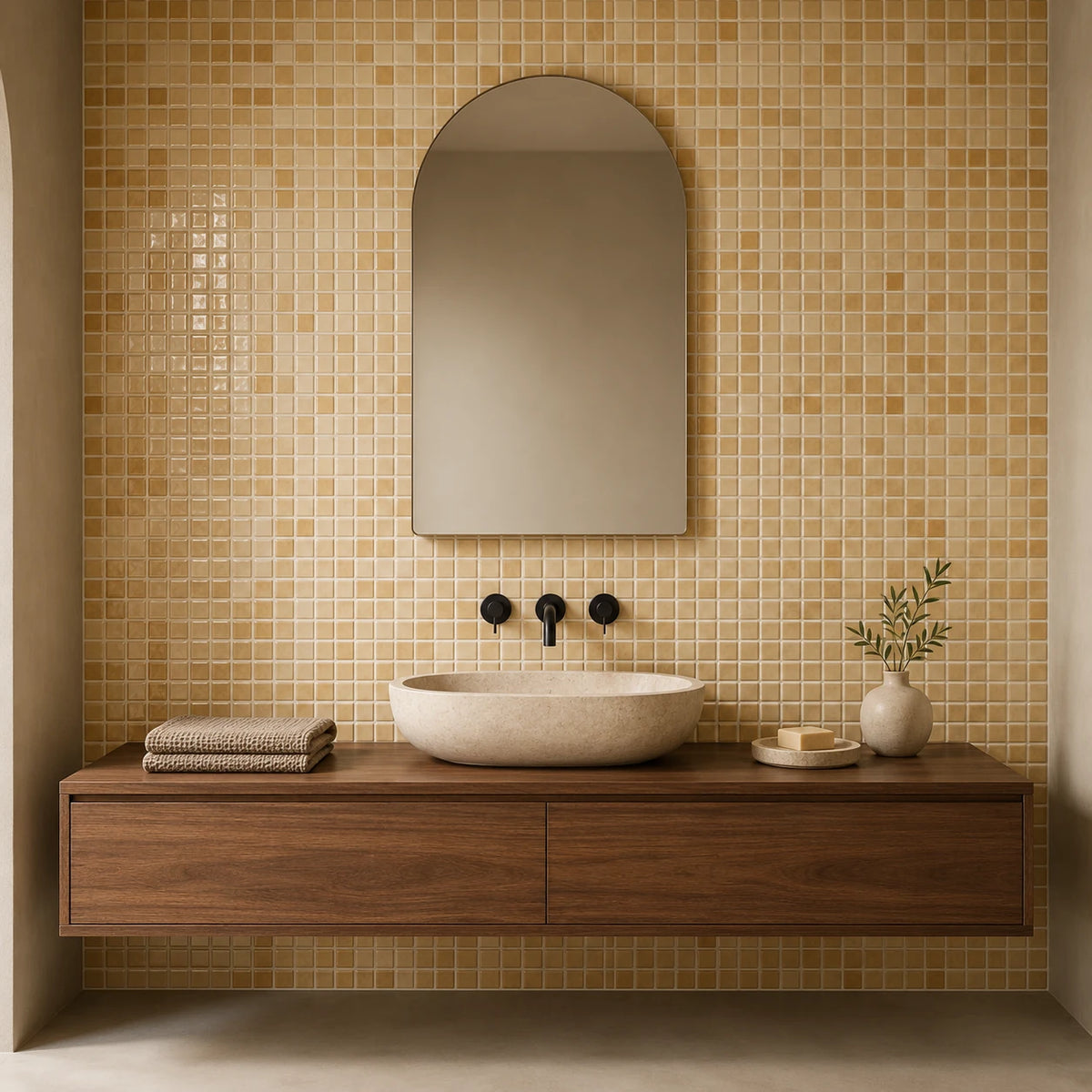 Salle de bain en carrelage mural adhésif beige sable Sablia avec vasque en pierre et miroir en arche
