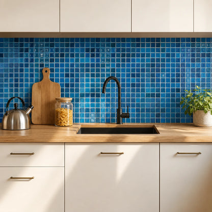 Crédence de cuisine en carrelage adhésif mosaïque bleu azur Azuria sous des meubles crème et plan de travail en bois