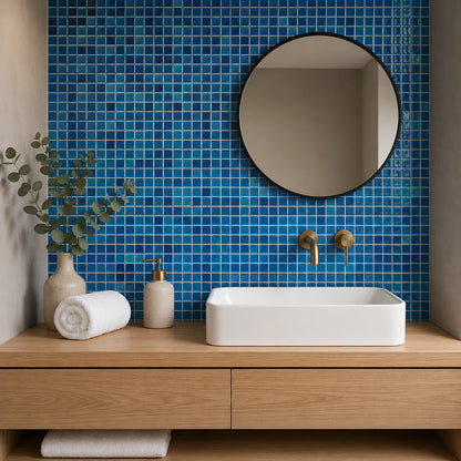 Salle de bain habillée de carrelage mural adhésif bleu azur Azuria avec vasque blanche et miroir rond noir