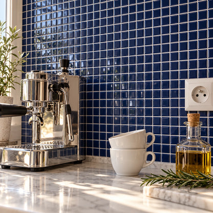 Gros plan sur une crédence en carrelage adhésif mosaïque bleu marine brillant avec machine à espresso et tasses blanches
