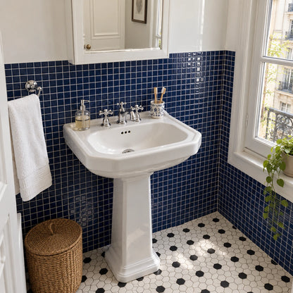 Petite salle de bain avec carrelage mural adhésif mosaïque bleu marine, lavabo sur colonne et sol en mosaïque hexagonale noir et blanc