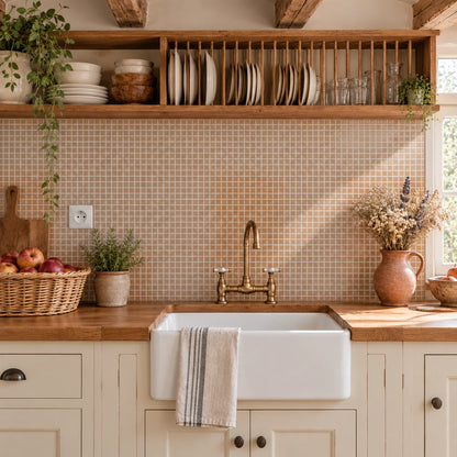 Cuisine de campagne avec crédence en carrelage adhésif mosaïque caramel, évier en céramique et égouttoir à assiettes en bois