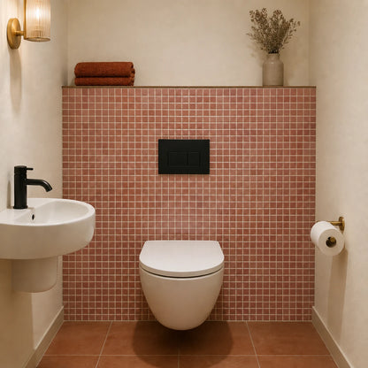 WC suspendu avec mur en carrelage adhésif mosaïque terracotta Prisma et lave-mains blanc