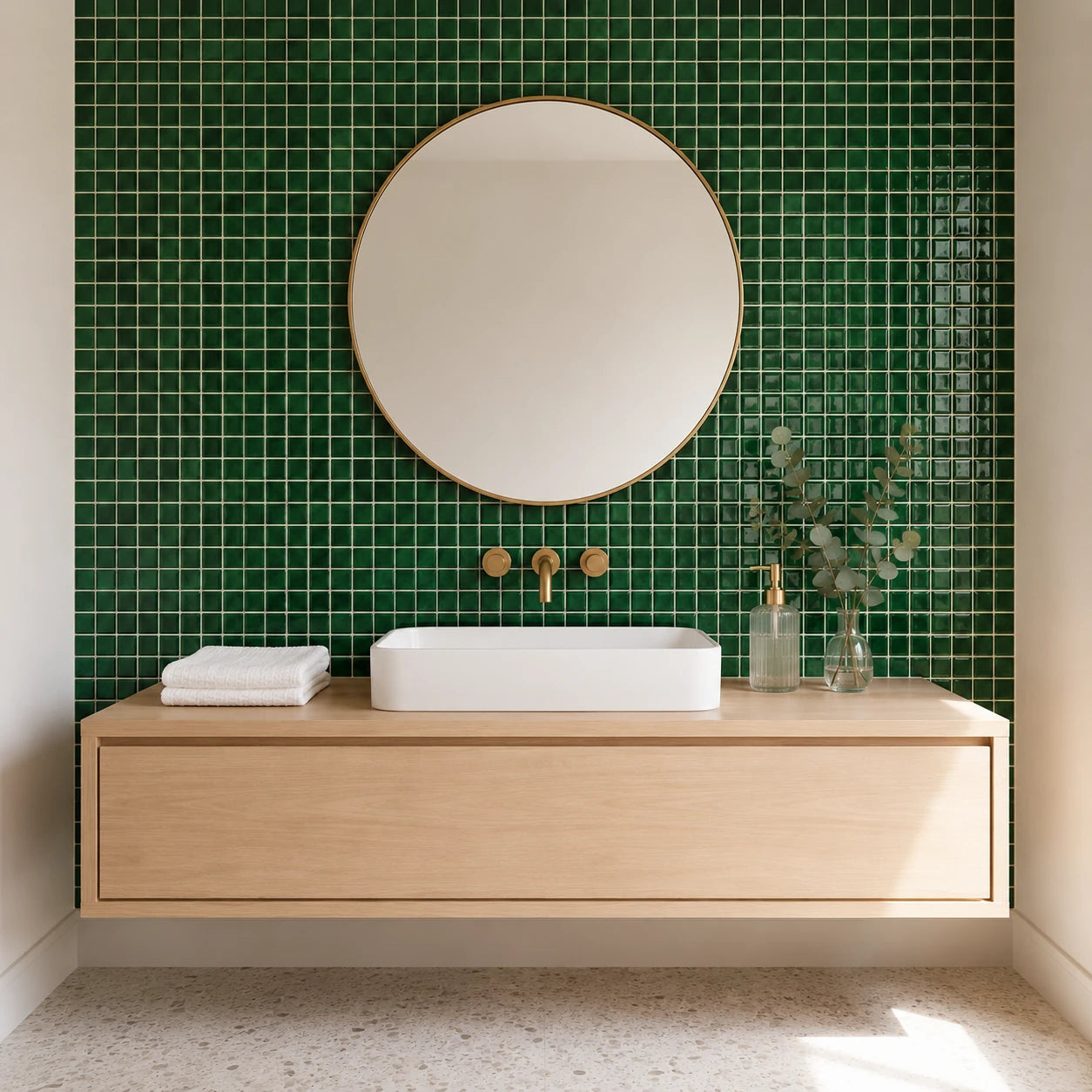Salle de bain en carrelage mural adhésif vert bouteille Sylva avec vasque blanche et miroir rond doré