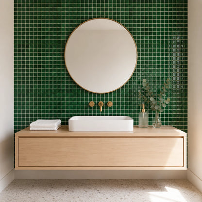 Salle de bain en carrelage mural adhésif vert bouteille Sylva avec vasque blanche et miroir rond doré