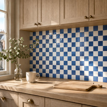 Crédence de cuisine en carrelage adhésif 3D bleu saphir Cobalta posée sous des meubles en chêne clair