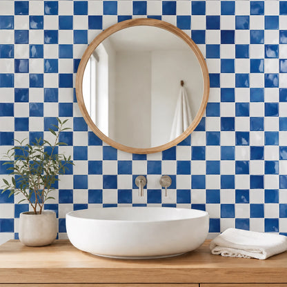 Salle de bain habillée de carrelage mural adhésif bleu saphir Cobalta avec vasque blanche et miroir rond
