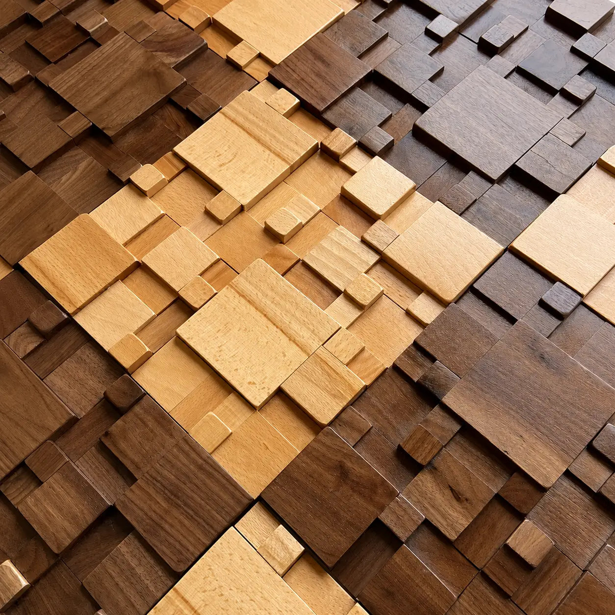 Vue rapprochée carrée du panneau acoustique Kubo composé de blocs de bois en relief dans des tons bois clair et brun foncé.