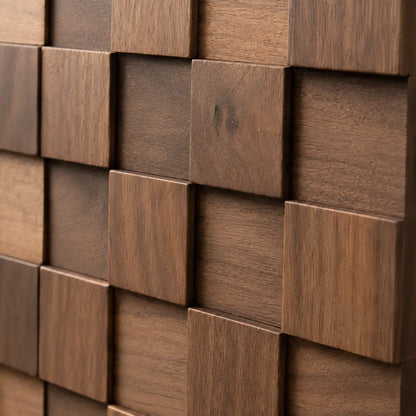 Gros plan sur le panneau mural Karo composé de petits carrés de bois de noyer disposés à différentes profondeurs