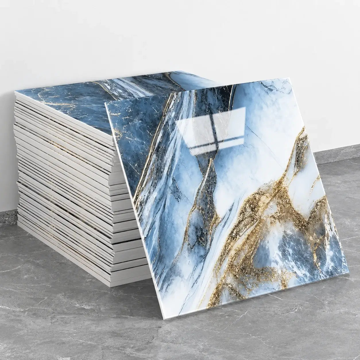 Pile de panneaux muraux Azurys 30 × 30 cm effet marbre bleu et blanc avec veines dorées, avec un panneau présenté de face