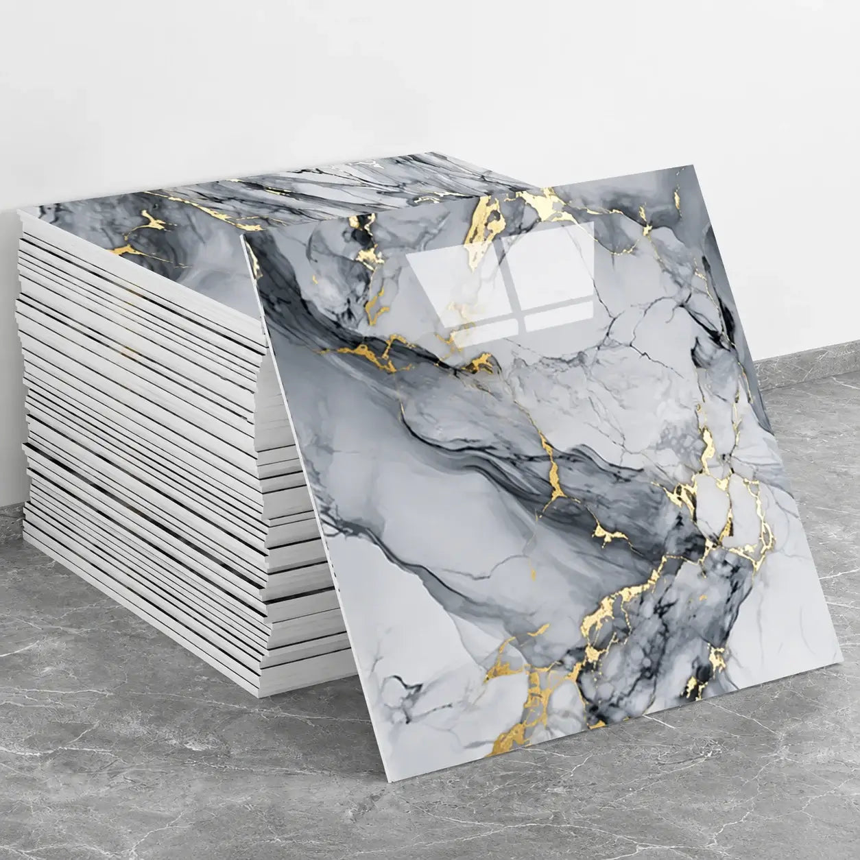 Pile de panneaux muraux Brumélia 30 × 30 cm effet marbre blanc et gris avec fines veines dorées, avec un panneau présenté de face