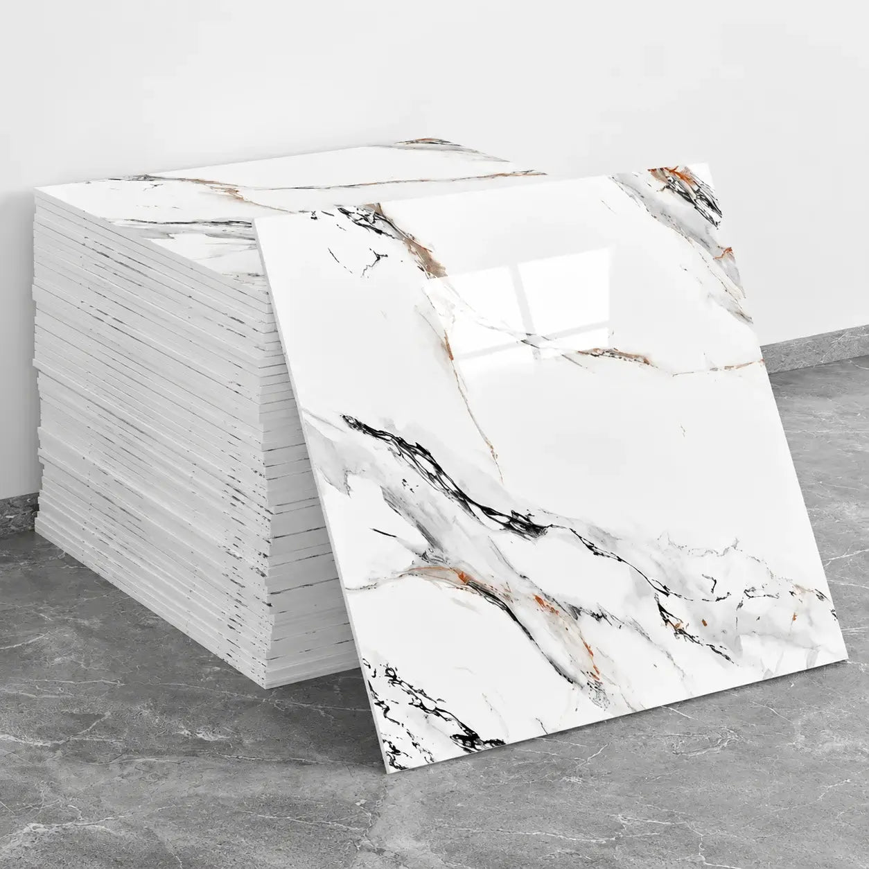 Pile de panneaux muraux Calys 30 × 30 cm effet marbre blanc avec veines noires, grises et touches cuivrées, avec un panneau présenté de face