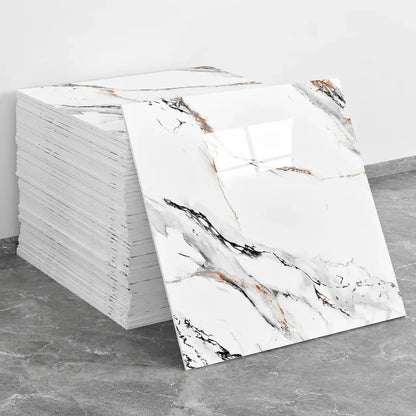 Pile de panneaux muraux Calys 30 × 30 cm effet marbre blanc avec veines noires, grises et touches cuivrées, avec un panneau présenté de face