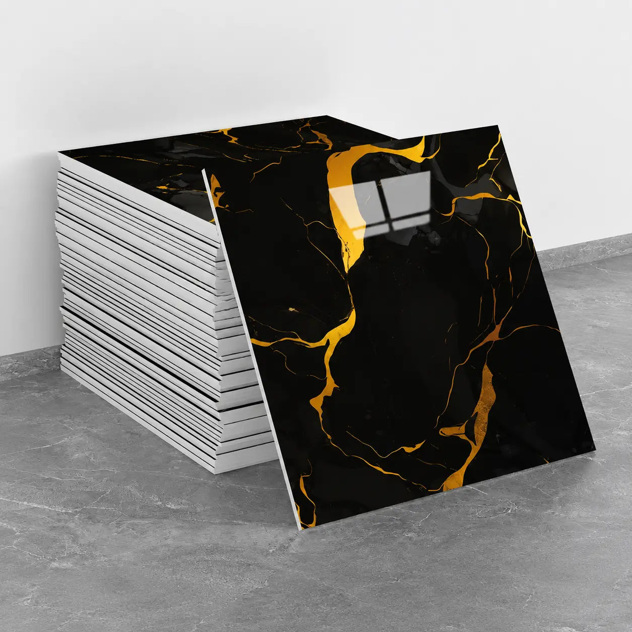 Pile de panneaux muraux Obsidia 30 × 30 cm effet marbre noir avec veines dorées, avec un panneau présenté de face