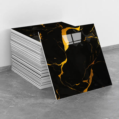 Pile de panneaux muraux Obsidia 30 × 30 cm effet marbre noir avec veines dorées, avec un panneau présenté de face