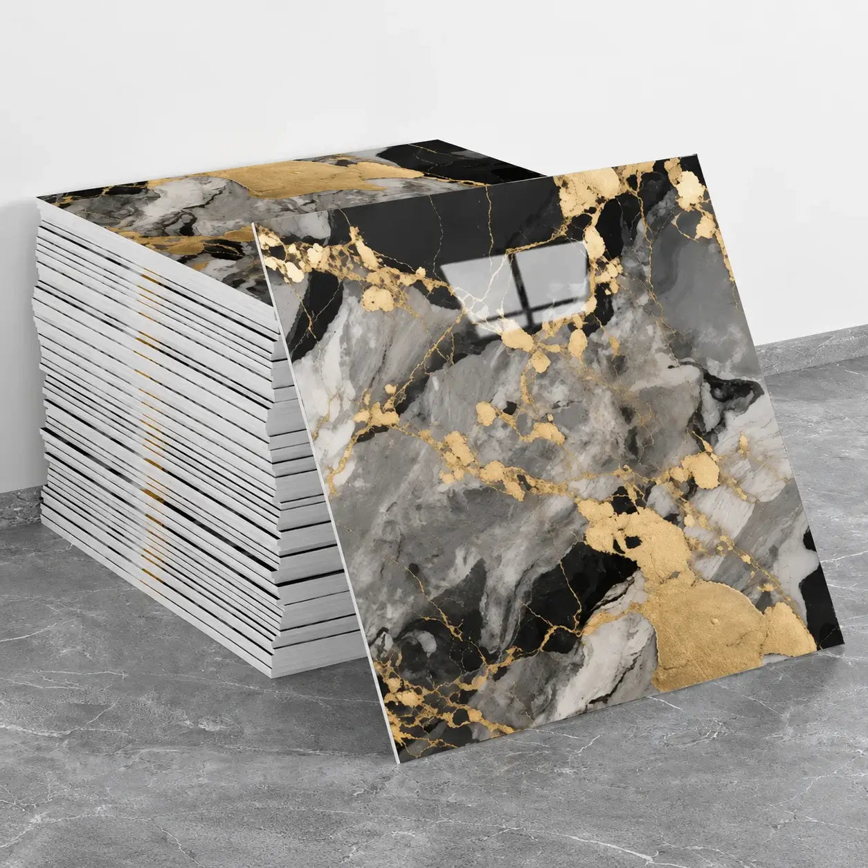 Pile de panneaux muraux Onyxia 30 × 30 cm effet marbre noir et gris avec larges veines dorées, avec un panneau présenté de face